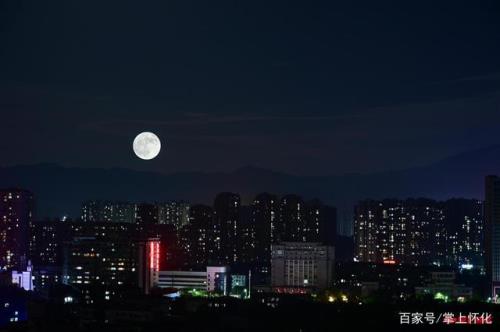 圆圆的月亮像玉盘后半句