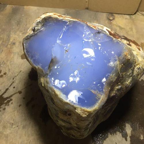 水晶石原石阳光下有蓝色晶体吗