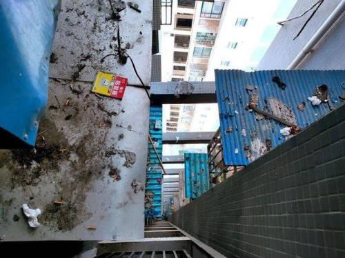 马桶扔在小区楼下可以吗