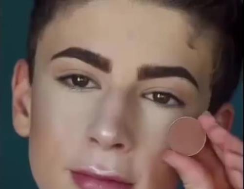 为什么我女朋友总是想给我化妆