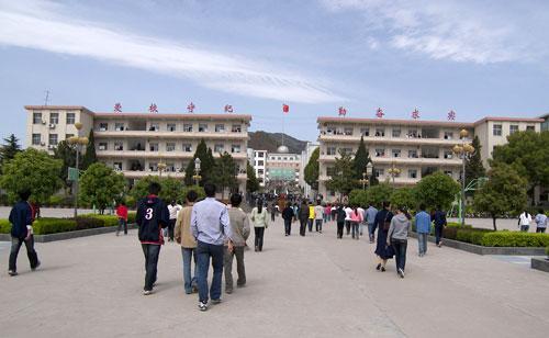 华亭市仪山学校有高中吗