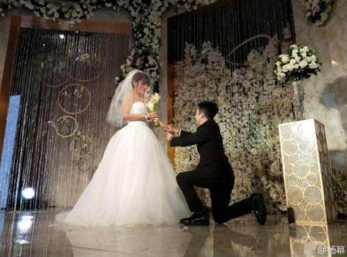 单膝跪地的意思