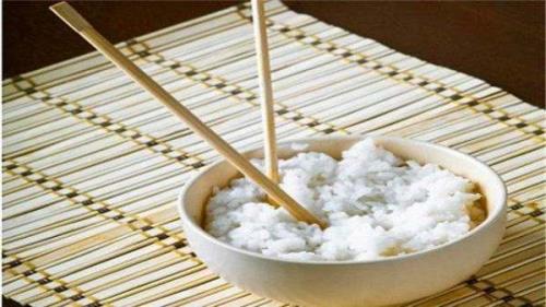 河南筷子是插在碗上么