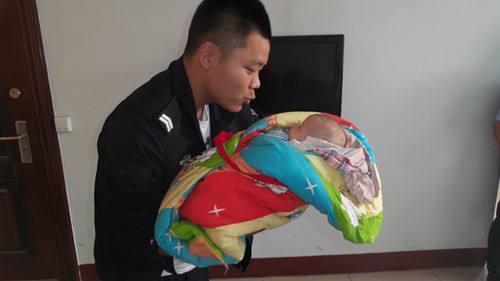 婴儿认人不让其他人抱解决办法