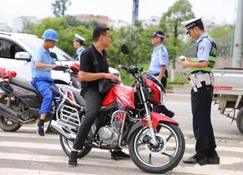 2021新交规穿拖鞋骑摩托车
