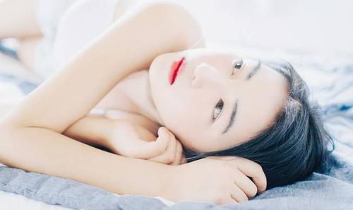 妻姐递东西碰到妹夫手心理