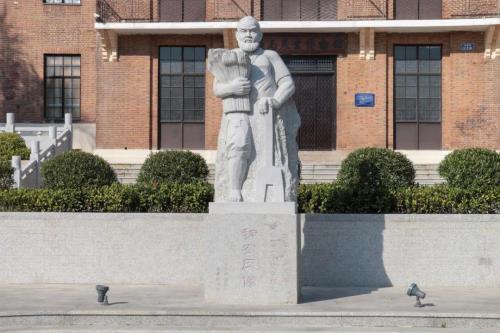 民族之巅薪火相承百代不衰意思