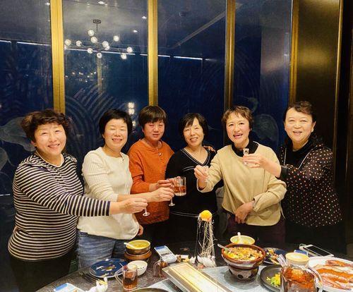 村里姐妹相聚的句子