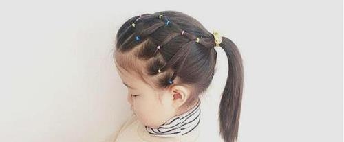 小女孩兔子发型扎法