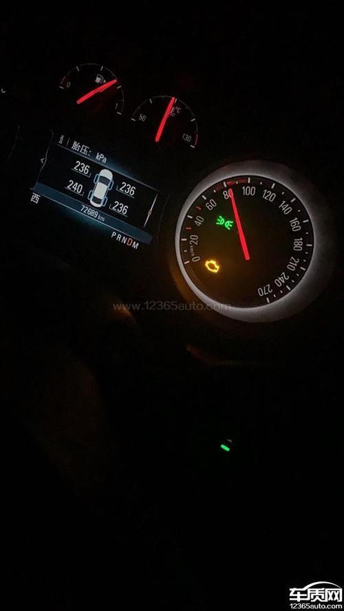 别克君威左边小灯常亮