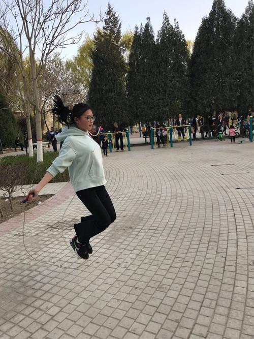 女生一分钟跳绳多少个