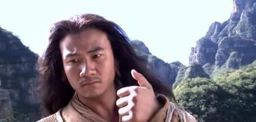 乔峰在英雄大会上被谁救了