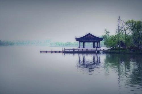 水光潋滟晴方好的方指的是什么
