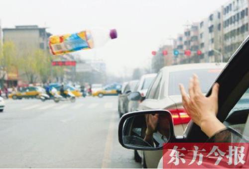 往车窗外扔头发算抛物吗