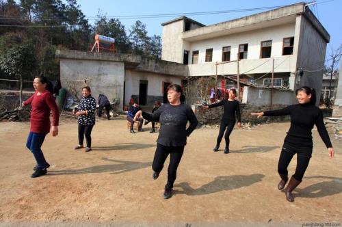 村民跳广场舞怎么表扬