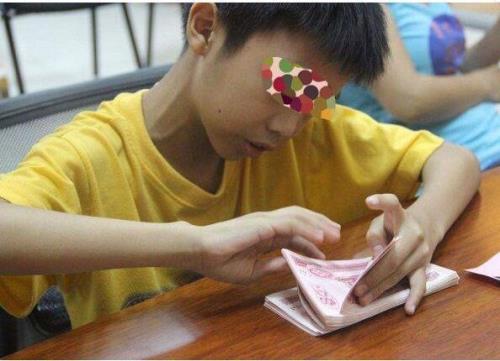小学生偷拿家里钱怎么处理好