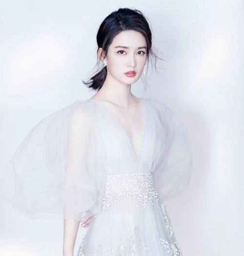 白鹿李一桐李沁哪个身材好