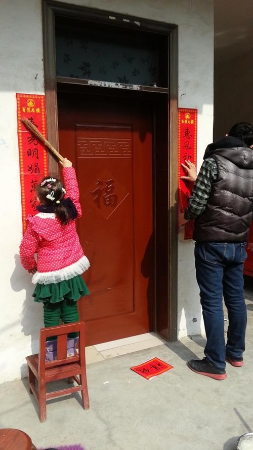 不上梯子怎么往高处贴对联