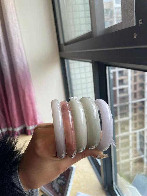 论述佘太翠与翡翠之间的区别