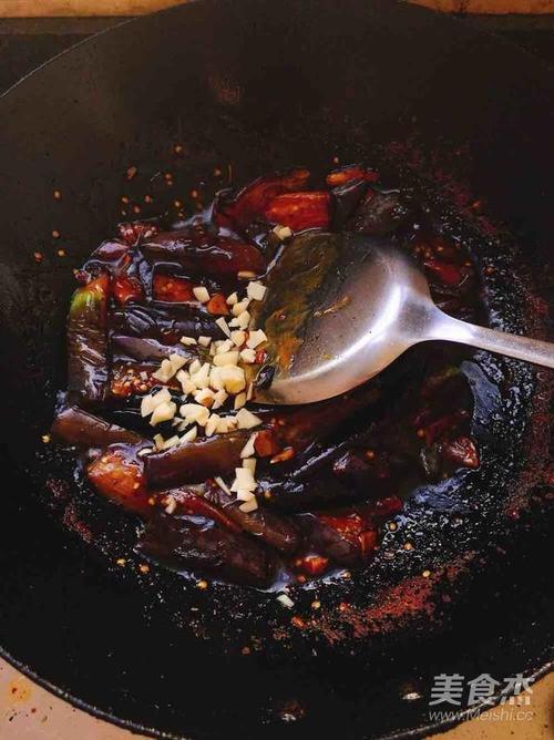 怎样预防杭茄皮烹饪时不变色