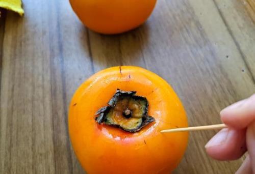 柿子去皮的方法