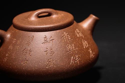 紫砂壶素好还是刻绘好