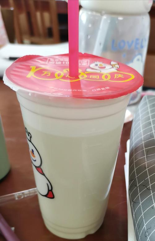 蜜雪冰城送的杯子可以直接喝吗
