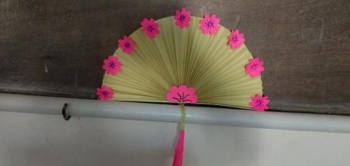 用彩纸做扇子的方法