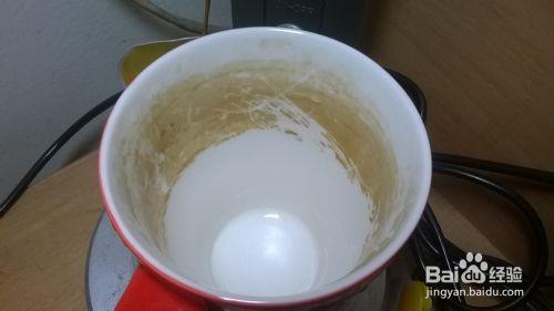 如何清除杯子上的茶渍