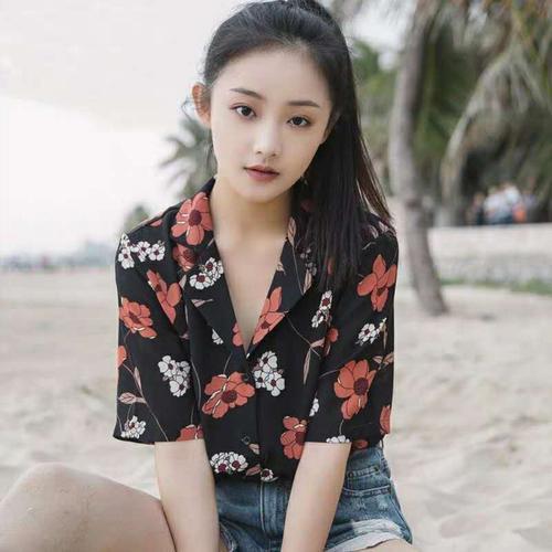 吴佳怡和白鹿是高中同学吗