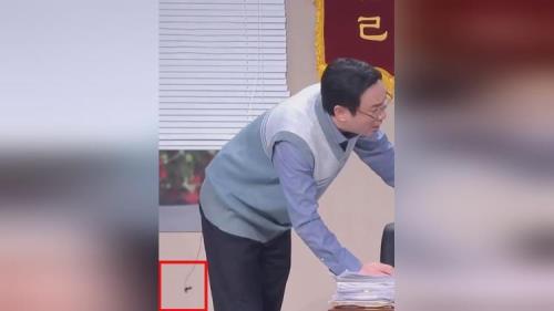 沈腾掉麦啥时候装回去的