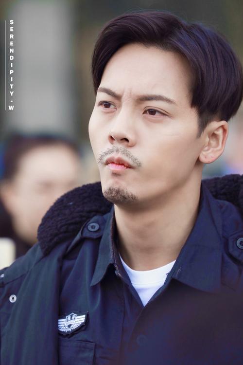 橙红年代男主角是谁
