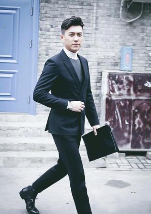 靳东罗圈腿是真的吗
