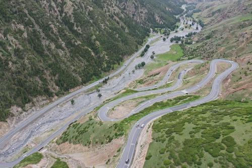 山路十八弯写的是哪个地形区