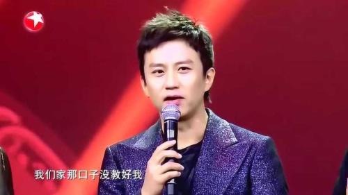 春晚开场邓超旁边的女的是谁