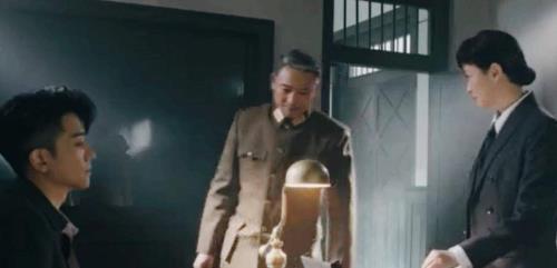 薄冰中的谢中天的脸是怎么回事