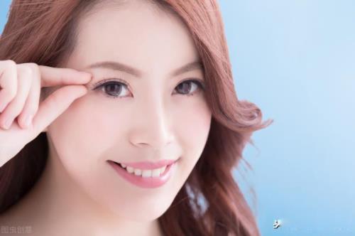 爱上女下属有好感的具体表现