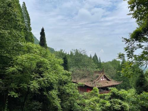 都江堰灵岩山从哪儿开始爬