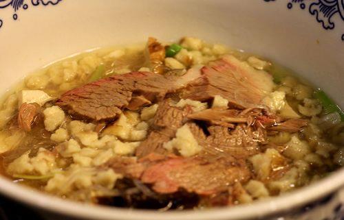 西安当地人最爱吃的羊肉泡馍
