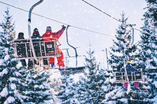 双板拖牵式滑雪索道怎么上