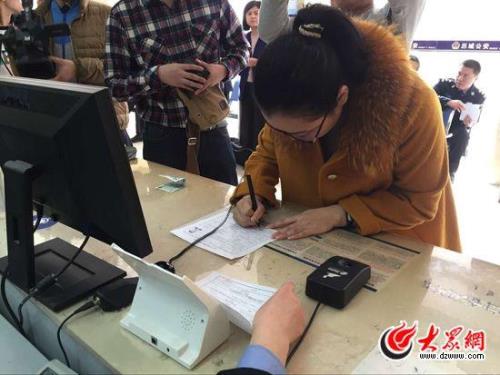 换身份证衣服需要什么条件