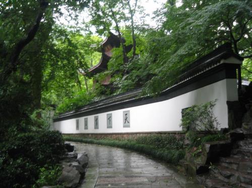 杭州有句古话叫孤山不孤