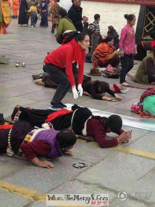 磕头行礼时先跪左腿还是右腿