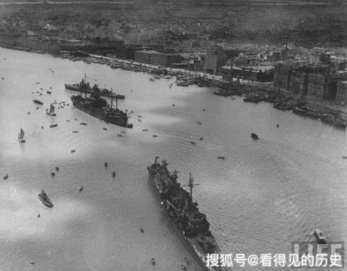 黄浦江上为什么一直停着一艘船