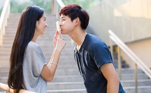 相亲女生怎么接吻