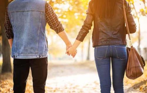 和女孩约会几次可以牵手