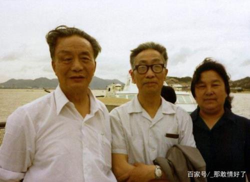 艾青被称为什么的歌者