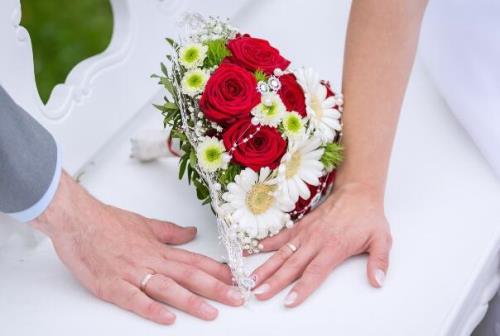 订婚要送花吗