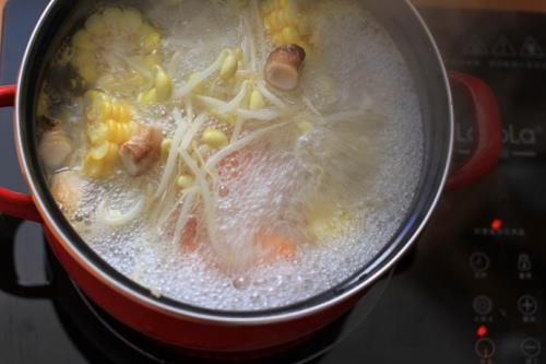 饭店里的黄色高汤怎么做