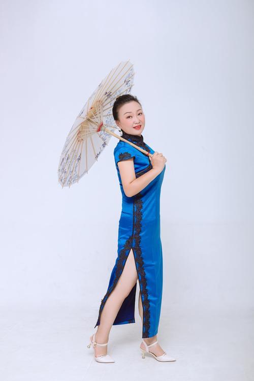 旗袍怎么穿进身体的